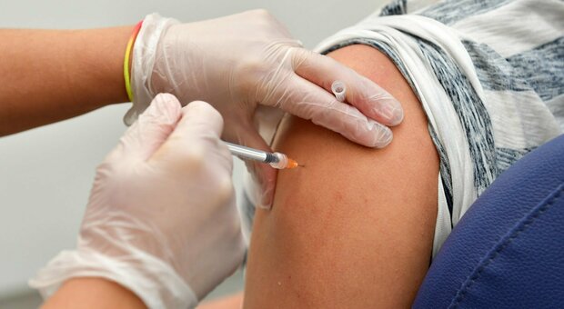 Vaccino, dose numero 4 per i fragili, si parte. Per anziani e sanitari dall’autunno