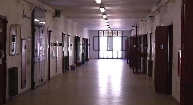 Detenuto nudo e picchiato in cella: tre agenti accusati di tortura. «Uno diceva: il comandante sono io»