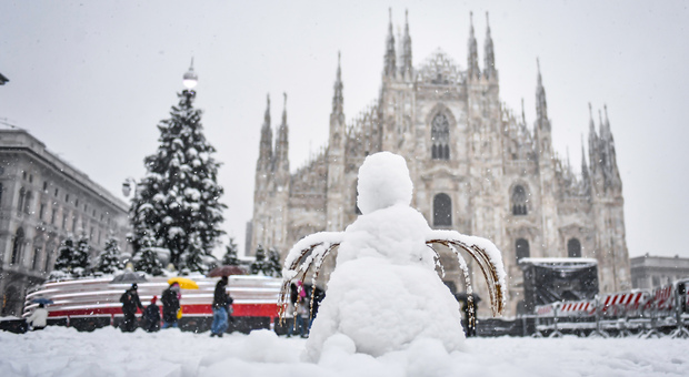 Neve a Milano, sugli spargisale è scontro. La Lega accusa Sala: «Incapace». Lui replica sui social