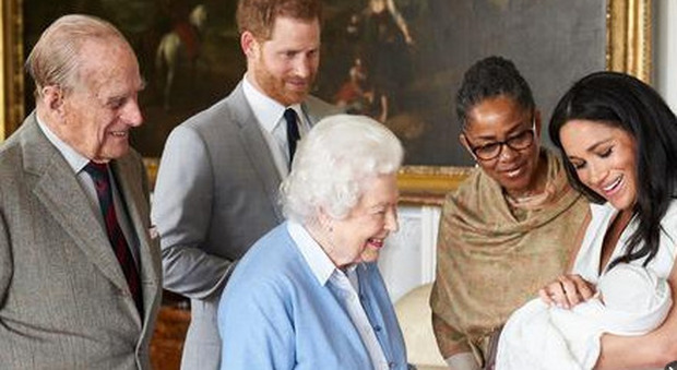 Meghan e Harry, Oprah Winfrey: «I timori sul colore della pelle di Archie non sono da imputare alla Regina Elisabetta e al principe Filippo»