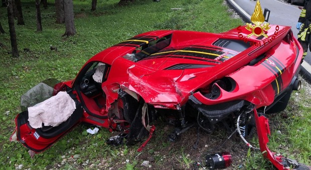 Con la Ferrari fiammante si schianta contro un camion: bolide distrutto Foto