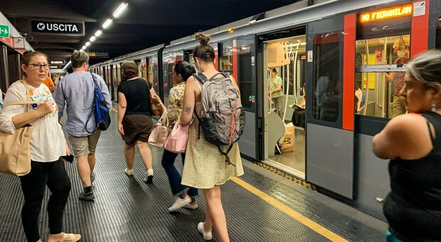 Caldo, a Milano anche la metro rallenta: «Rotaie roventi, scatta il limite di velocità»