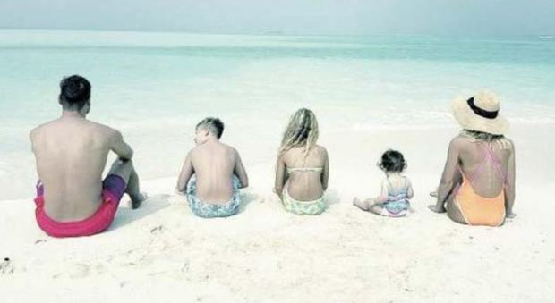 Totti, Ilary e i bambini alle Maldive, le foto rubate dall'istruttore finiscono in tribunale