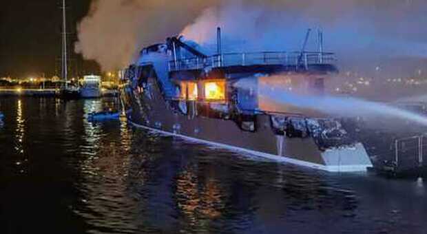 Terrore al porto turistico: in fiamme super yacht di lusso, 4 persone a bordo FOTO