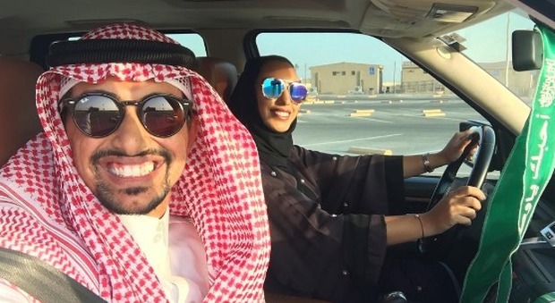 Arabia Saudita: il selfie con la moglie al volante scatena polemiche