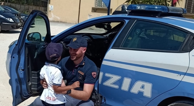 Il bimbo di 3 anni incontra il suo eroe: Dario, poliziotto, lo ha salvato quando è caduto dal terzo piano