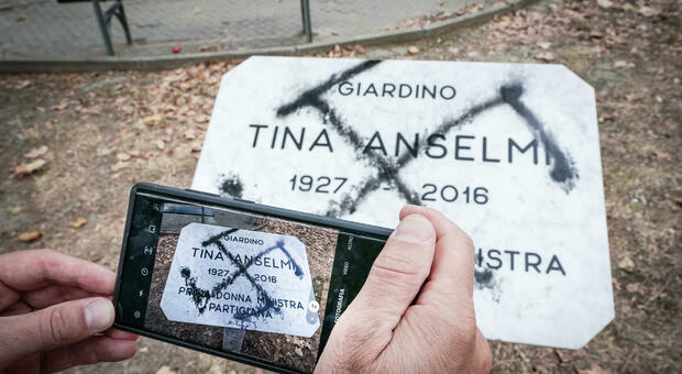 Torino, svastica sulla lapide dedicata a Tina Anselmi FOTO