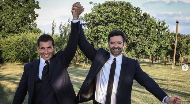 Alberto Matano e Riccardo Mannino, matrimonio stellare: canti e balli con gli invitati vip FOTO