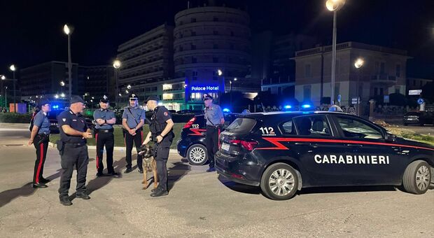Senigallia, arrivano i carabinieri: fuggi fuggi dei parcheggiatori abusivi. Bloccati e multati