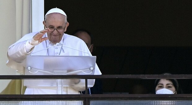 Papa Francesco vive con 33 centimetri di colon in meno: «Il mio cervello deve ancora registrarlo»