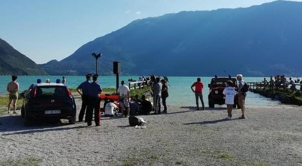 Si tuffa dal pedalò nel lago di Santa Croce e non riemerge: 28enne muore annegato