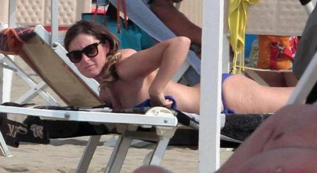 Maria Elena Boschi, manovra azzardata con ​il bikini: il ministro sfiora l'incidente hot