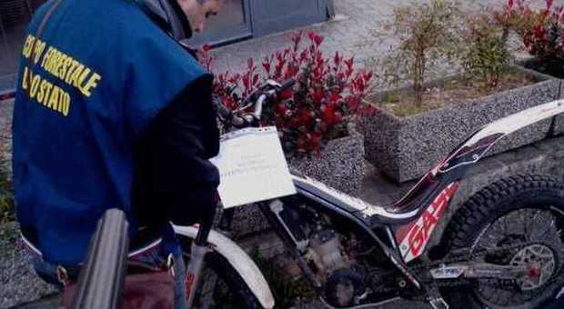Con le moto sui prati Mezzi confiscati: a casa a piedi Con le moto sui prati Mezzi confiscati: a casa a piedi