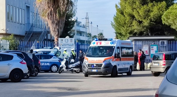 L'ambulanza fuori dall'Ipsia