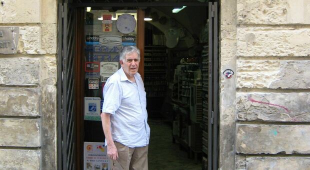 Salvatore Caiulo all'ingresso del suo negozio