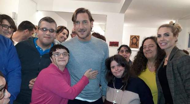 Francesco Totti e Ilary Blasi, visita a sorpresa alla Comunità di Sant Egidio: il regalo di Natale per i ragazzi