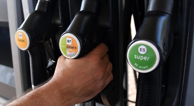 Esodo del 25 aprile con il caro-benzina: punte di 2 euro/litro in autostrada