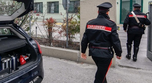 Carabinieri durante un controllo Carabinieri durante un controllo