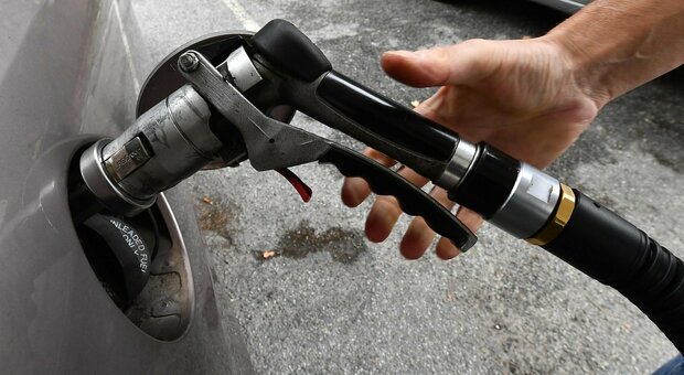 Benzinaio furbetto vendeva il gasolio a quasi 3 euro al litro: ora rischia una multa di 25mila euro