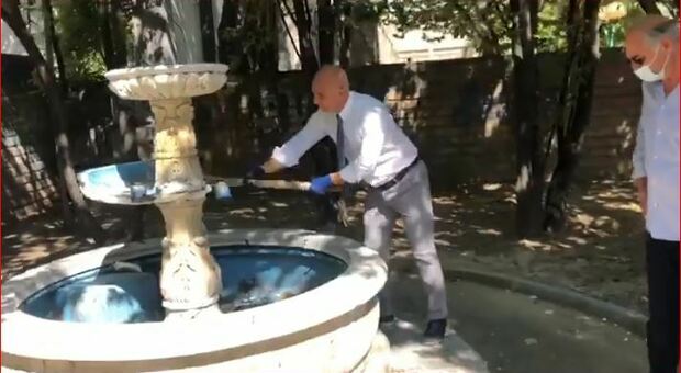 Pescara, il sindaco abbatte a colpi di mazza la fontana dei clochard (Fotomax) Pescara, il sindaco abbatte a colpi di mazza la fontana dei clochard (Fotomax)