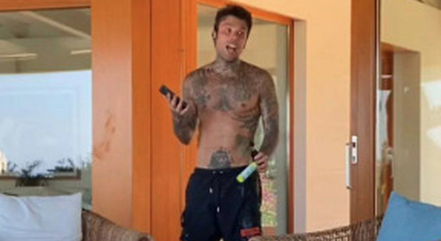 Chiara Ferragni, lite con Fedez l'ultimo giorno di vacanza in Sardegna: «Mi hai rotto il caz***» Chiara Ferragni, lite con Fedez l'ultimo giorno di vacanza in Sardegna: «Mi hai rotto il caz***»
