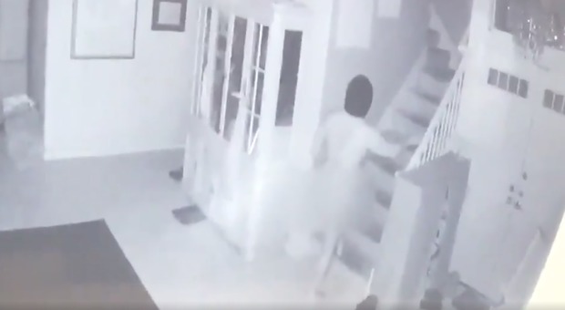 Stalker pedofilo entra nudo in camera da letto di una 13enne: il video lo inchioda