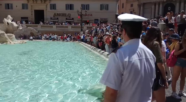 Roma, versano liquido nella fontana di Trevi e aggrediscono gli agenti: arrestati tre turisti australiani