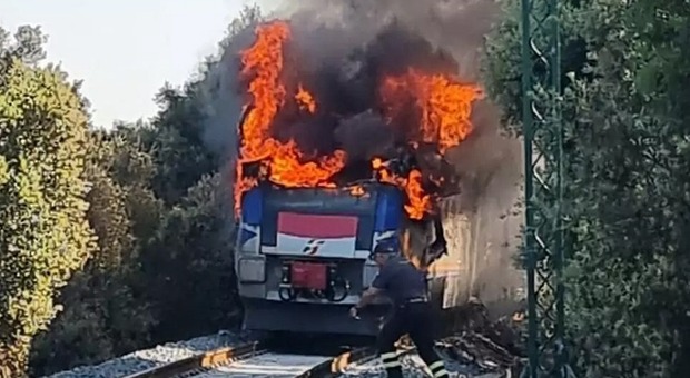 Incendio su un treno delle Sud-Est nel Tarantino: passeggeri evacuati
