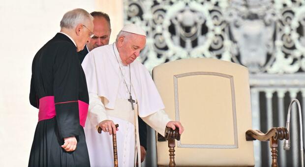 Papa Francesco in carrozzina, ci scherza su: «È la vecchiaia, va accettata»