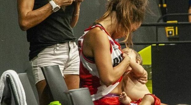 Cestista allatta a bordo campo, la foto fa il giro del mondo: «Essere mamme non impedisce di essere atlete»