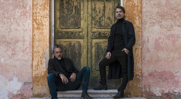 Roberto Angelini e Rodrigo D Erasmo saranno questa sera in concerto alla Mole di Ancona (FOTO GABRIELE STABILE / UFFICIO STAMPA)