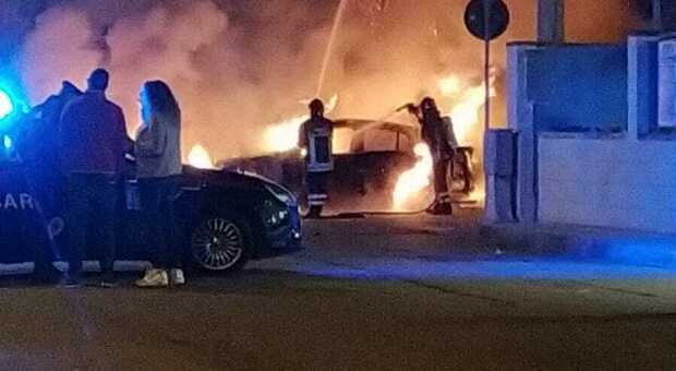 Due auto a fuoco nel piazzale di un supermercato: scoppia il panico tra i clienti