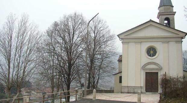 La chiesa di Fener dove si trovava la donna mentre i ladri le svaligiavano casa