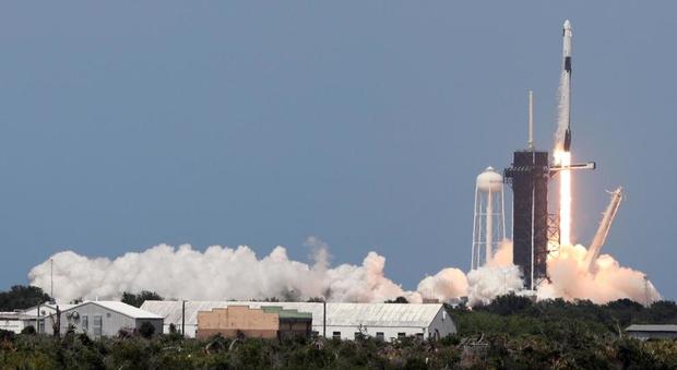 SpaceX, Crew Dragon pronta di nuovo al lancio: via libera al conto alla rovescia anche se si teme il maltempo SpaceX, Crew Dragon pronta di nuovo al lancio: via libera al conto alla rovescia anche se si teme il maltempo