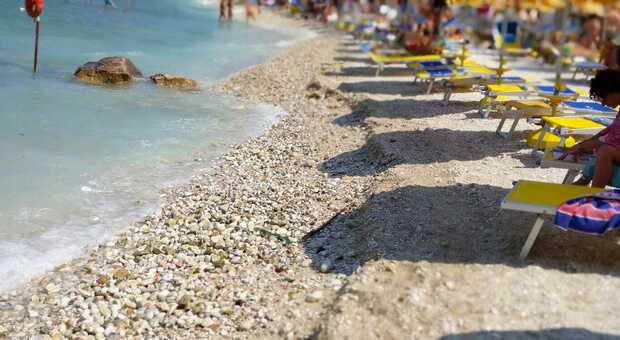 Basta una piccola mareggiata: a Portonovo sparisce la spiaggia (e i 14mila euro per sistemarla)