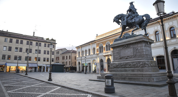 Piazza Garibaldi a Rovigo deserta: la popolazione polesana sta riducendosi