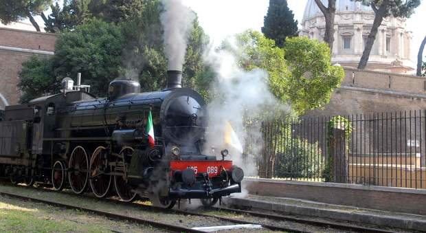 In treno a vapore fino a San Pietro: così la solidarietà festeggia il Giubileo In treno a vapore fino a San Pietro: così la solidarietà festeggia il Giubileo
