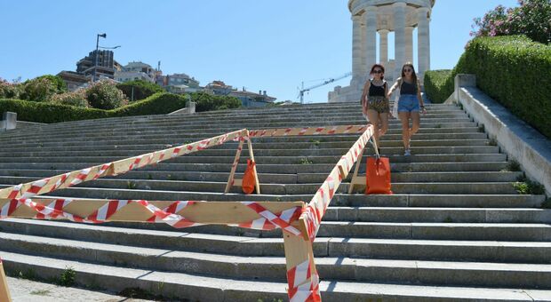 La scalinata del Passetto è stata transennata: i gradini stanno sprofondando