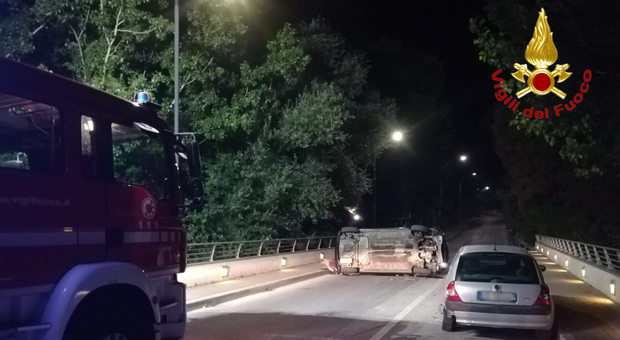 Perde il controllo dell'auto, si schianta su un'altra vettura e si ribalta nella notte Perde il controllo dell'auto, si schianta su un'altra vettura e si ribalta nella notte
