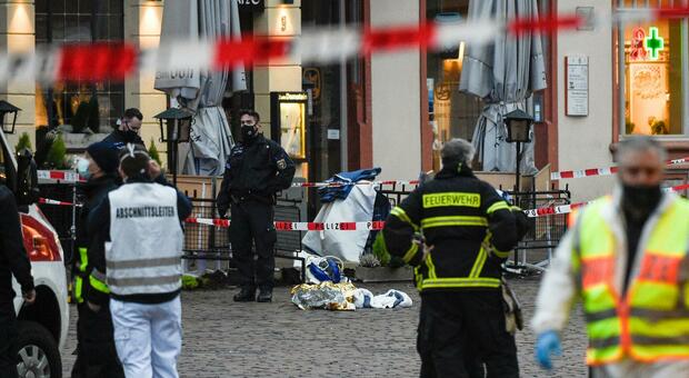 Germania, auto sulla folla: cinque morti tra cui un bambino e 30 feriti. La polizia: «Non escludiamo alcuna pista»