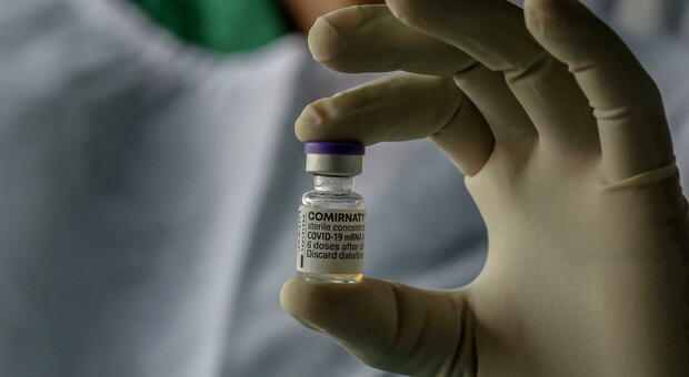 Vaccino Covid, Abrignani: «Con la terza dose protezione al 90%, anche contro Delta. Speriamo che duri anni»