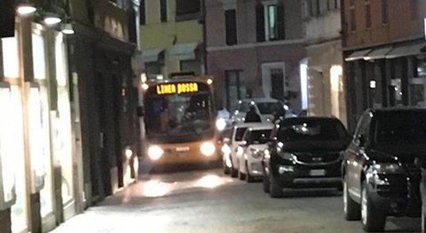 Fabriano, autobus finisce in trappola Tutta colpa della sosta selvaggia