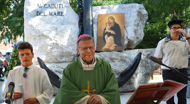 Alla Festa del mare il vescovo annuncia il suo pensionamento, l'ultimo appello: «Detassate il settore della pesca»
