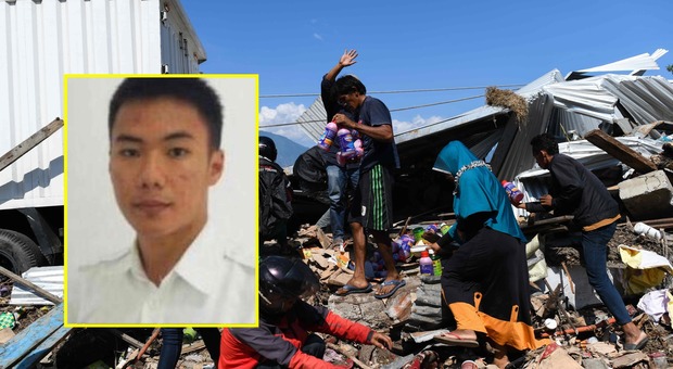 Terremoto in Indonesia, il giovane eroe della torre di controllo: fa decollare l'aereo e salva i passeggeri, poi muore