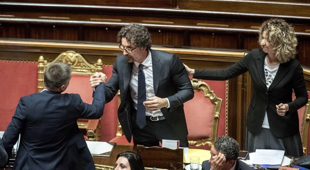 Decreto Genova, 10 senatori M5s non votano. Anche 8 della Lega