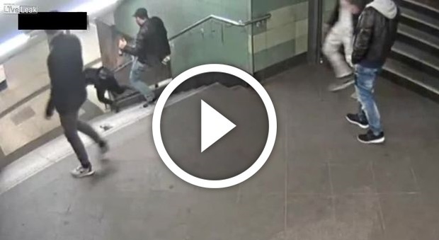 Ragazza scaraventata giù dalle scale della metro con un calcio alle spalle