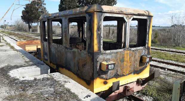 Fiamme nella notte anche a Carmiano: vandali danno fuoco ad un vagone del treno in disuso sui binari della stazione