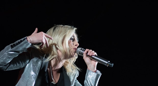 Emma Marrone durante il concerto al PalaPrometeo di Ancona
