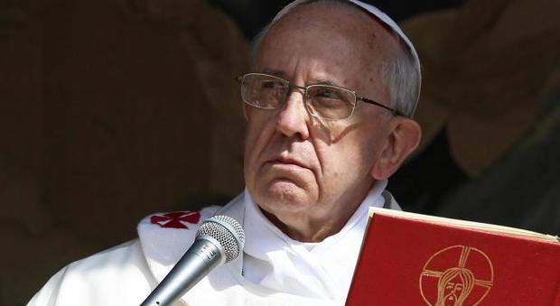 Nuova grana per il Papa, il caso del vescovo col vizietto che molesta i turisti fuori dal Vaticano