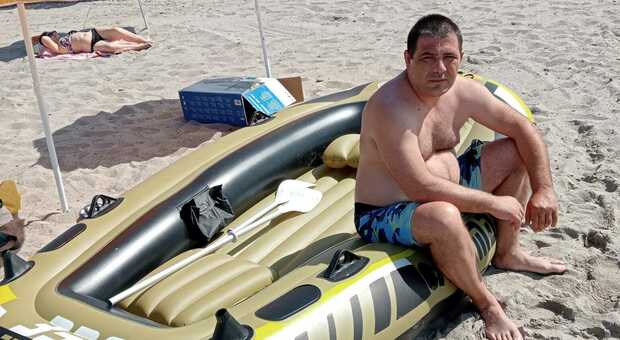Malore mentre fa il bagno al mare in Sardegna: Alberto muore a 38 anni tra le braccia del bagnino